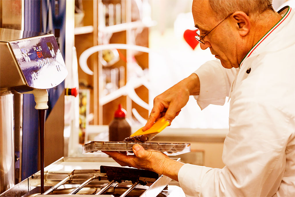 Scraping the surface of the policarbonate mould.